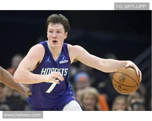 克尼佩尔崴脚&被搀回更衣室，离场前三分4中4独得16分