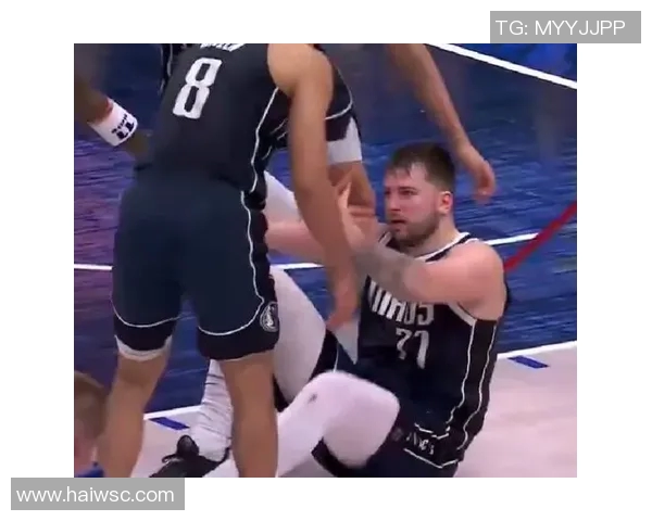 湖人本赛季关键时刻首次失利 东契奇六犯离场怒摔护膝捂脸显失落